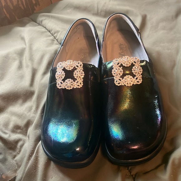 Bling cubic zirconia Shoe clips to dress up all of your favorite shoes. - Picture 4 of 8